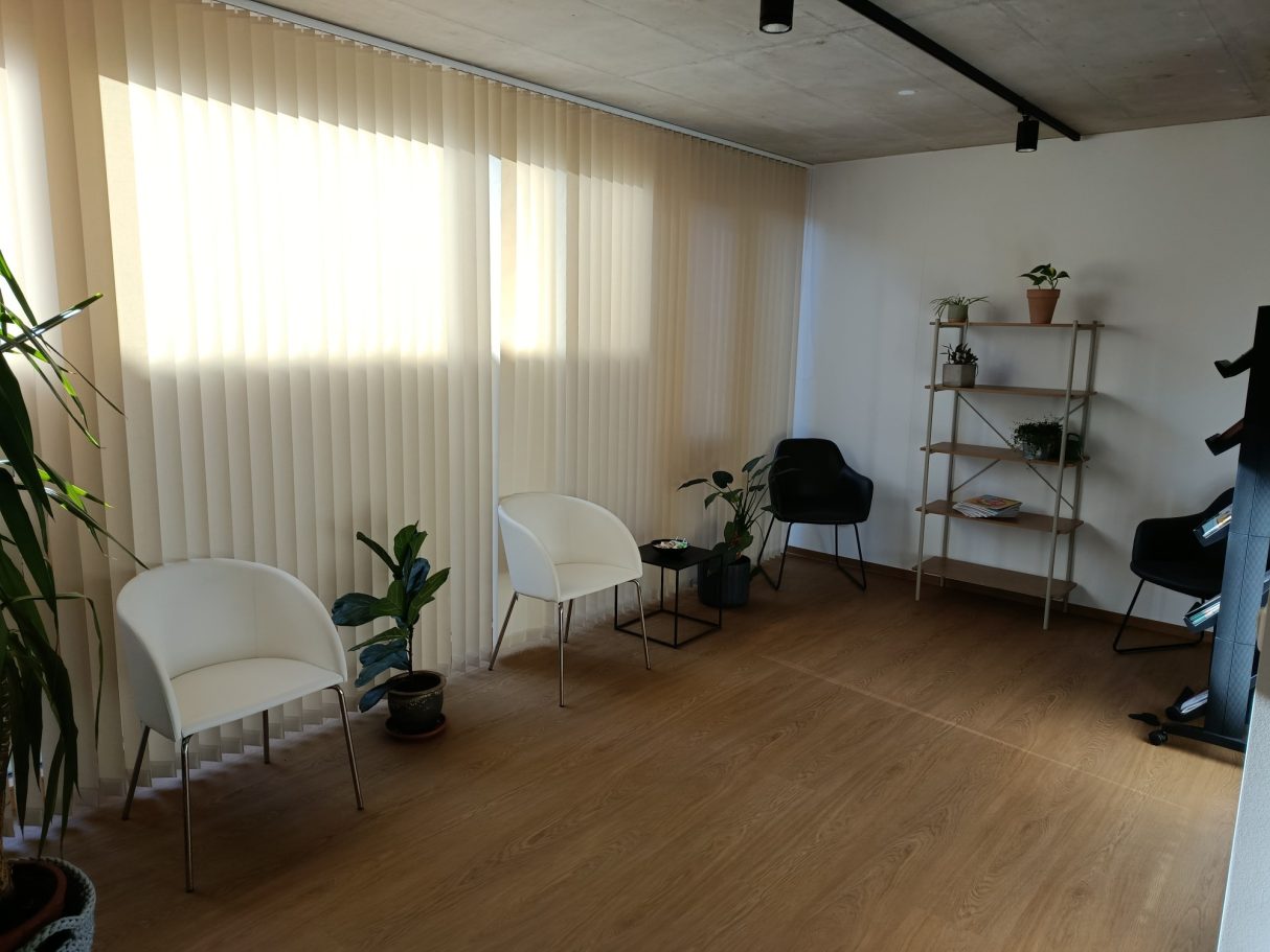 Praxisgemeinschaft Psychotherapie Pfaffenhofen Neurodivergenz Paartherapie ADHS Autismus
Neurosensibler Therapieraum Wartebereich